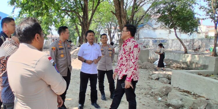 Wali Kota Cirebon Effendi Edo didampingi Sekda Kota Cirebon Iin Daiman dan juga pejabat baru Kapolres Cirebon Kota AKBP Bimantoro Kurniawan saat meninjau perkembangan revitalisasi Sungai Sukalila.
