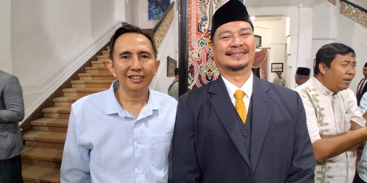 Ketua DPD APPSI Kota Cirebon Romy Arief Hidajat foto bersama Direktur Utama PD Pasar Berintan Kota Cirebon Iyan Rahadian Sunardi usai pelantikan Dewas dan Direksi BUMD.