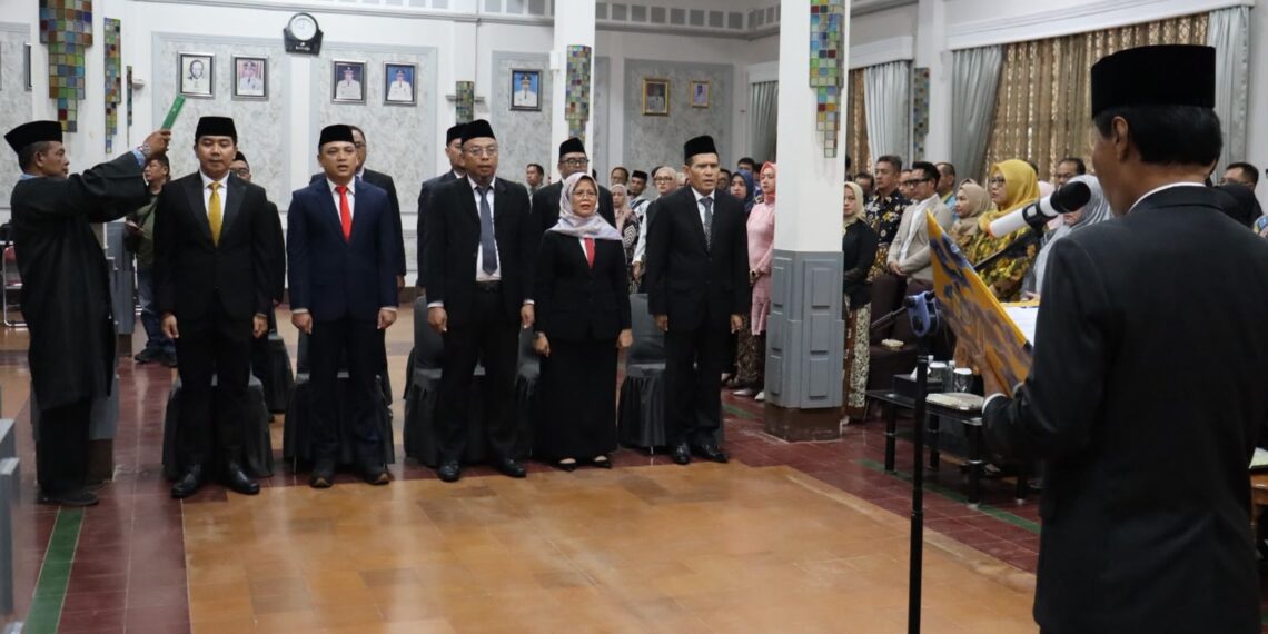 Lantik Pejabat Baru BUMD, Effendi Edo Tekankan Evaluasi Kinerja Berkala