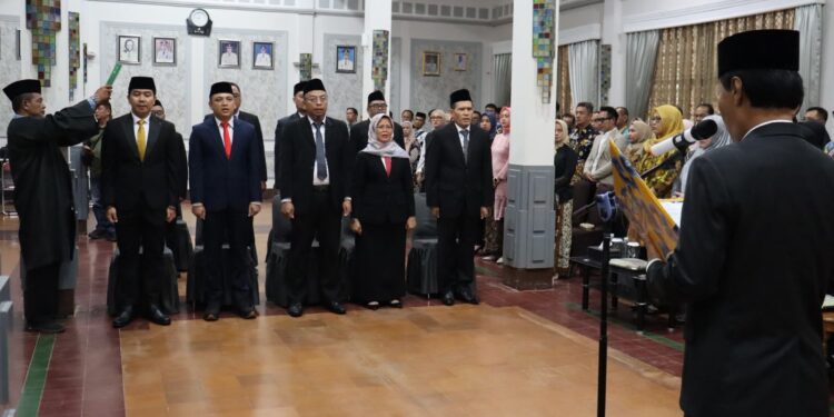 Wali Kota Cirebon melantik Dewas dan Direksi BUMD Kota Cirebon.