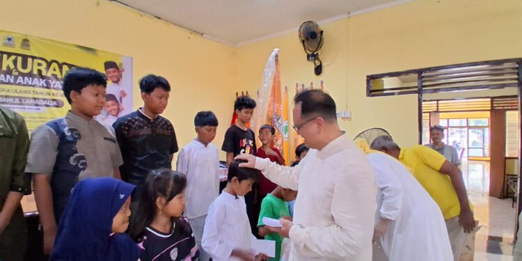 Ketua DPD Golkar Kota Cirebon Andrie Sulistio dan pengurus DPD lainnya memberikan santunan kepada anak yatim-piatu dalam rangka memperingati HUT Ketuam Bahlil ke 50 tahun.