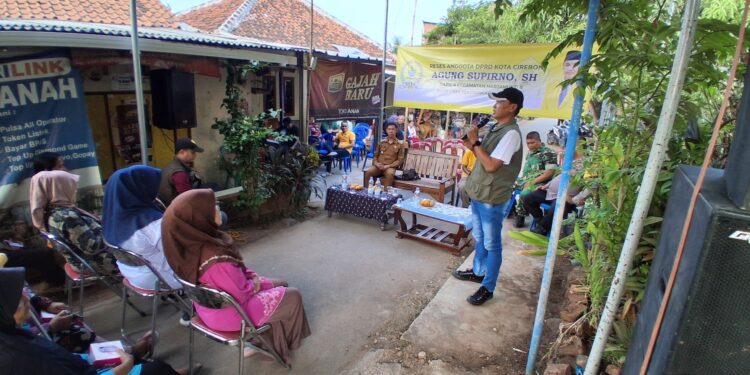 Anggota Fraksi Golkar DPRD Kota Cirebon Agung Supirno saat serap aspirasi di RW 8 Wanacala Harjamukti.