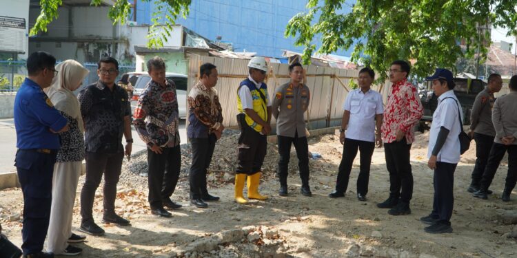 Kapolres Cirebon Kota AKBP Bimantoro Kurniawan saat meninjau lokasi kawasan Kali Sukalila bersama Wali Kota Cirebon, Effendi Edo,