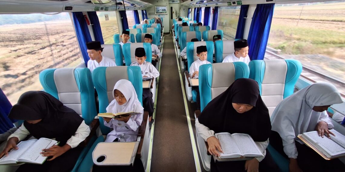 Ketika Doa Anak Yatim Tahfidz Menggema di Atas Roda Besi KA Kaligung dan Tegal Bahari