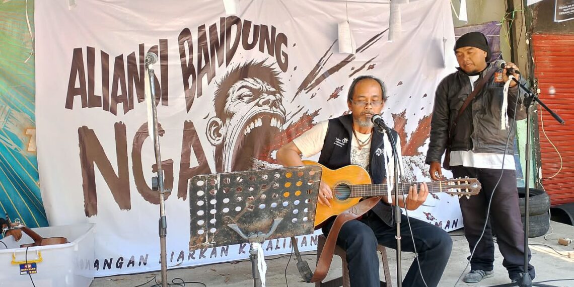 AKSI ESTETIK SENIMAN MENGGEDOR KESADARAN