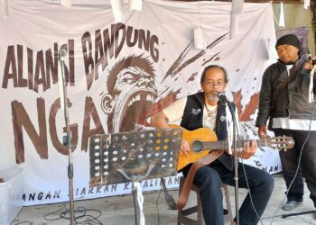 AKSI ESTETIK SENIMAN MENGGEDOR KESADARAN