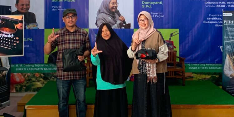 Nandang R Pamungkas, Ida Susanti, dan Lusy Widhiyanti pada sesi foto bersama, Sabtu 22/08