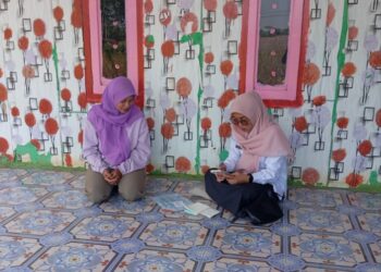 Petugas PKH sedang mengunjungi KPM