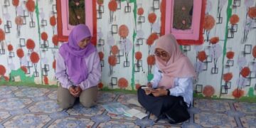 Petugas PKH sedang mengunjungi KPM