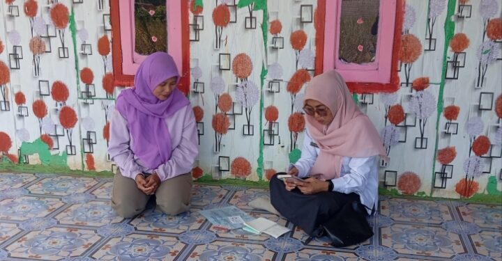 Petugas PKH sedang mengunjungi KPM