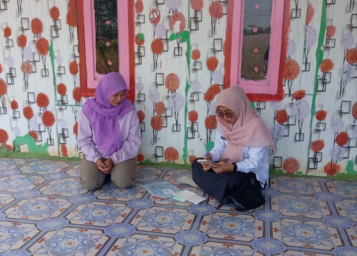 Petugas PKH sedang mengunjungi KPM