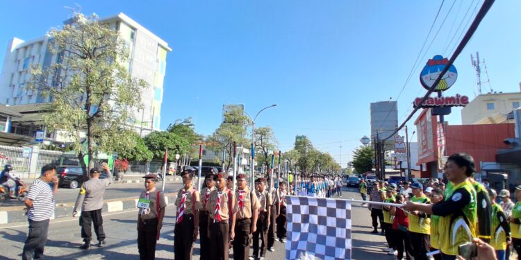 Wali Kota Cirebon Effendi Edo saat melepas peserta gerak Jalan Indah tingkat SMA.
