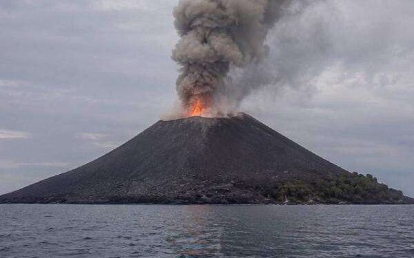 Gunung Anak Krakatau saat erupsi. Meskipun dampaknya tidak terlalu signifikan warga Kota Cirebon diminta tetap waspada.