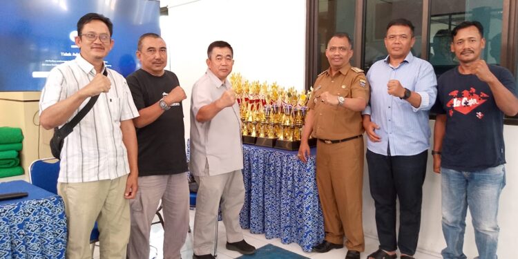 Camat Kesambi Eko Budianto bersama jajaran panitia lomba gerak jalan indah dan festival serabi.
