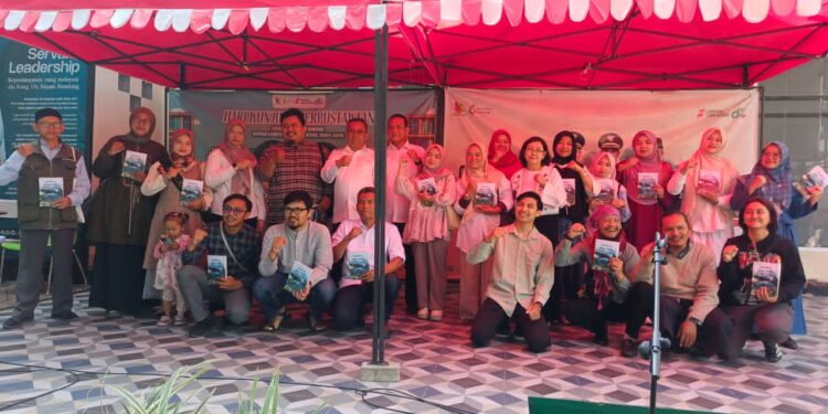 Sesi Foto Bersama Kepala Dinas Perpustakaan dan Arsip (Dispusip) Kab. Bandung H. Yudi Abdurahman dengan Para Penulis "Bandung dalam Cerita" di halaman Dispusip, Soreang (16/09)