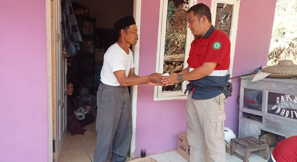 PT Sariak Minera Utami Salurkan Bantuan untuk Korban Kebakaran di Jampangtengah Sukabumi