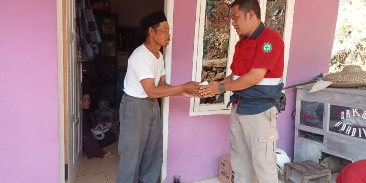 Perwakilan PT Sariak Minera Utami saat menyalurkan bantuan kepada korban kebakaran di Jampangtengah. Foto istimewa