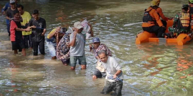 BPBD Kota Cirebon melakukan mitigasi banjir.