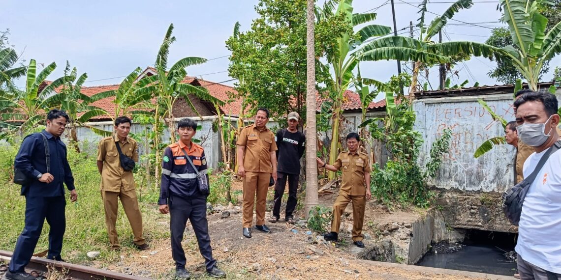 Wali Kota Cirebon Tinjau Progres Normalisasi Saluran Yang Sampai Ke Bawah Rel KA