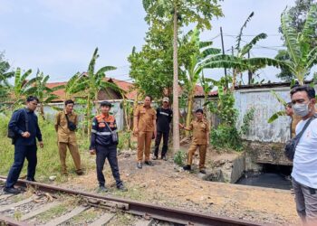 Wali Kota Cirebon Tinjau Progres Normalisasi Saluran Yang Sampai Ke Bawah Rel KA