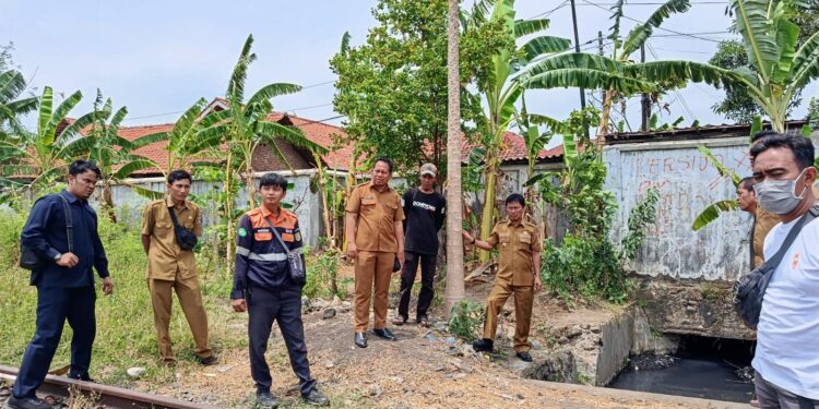 Wali Kota Cirebon, Effendi Edo, bersama jajaran Dinas Pekerjaan Umum dan Penataan Ruang (DPUTR), camat, lurah, serta ketua RW setempat melakukan peninjauan lapangan guna memantau progres penanganan genangan air dan normalisasi saluran sampai ke bawah jalur KAI.