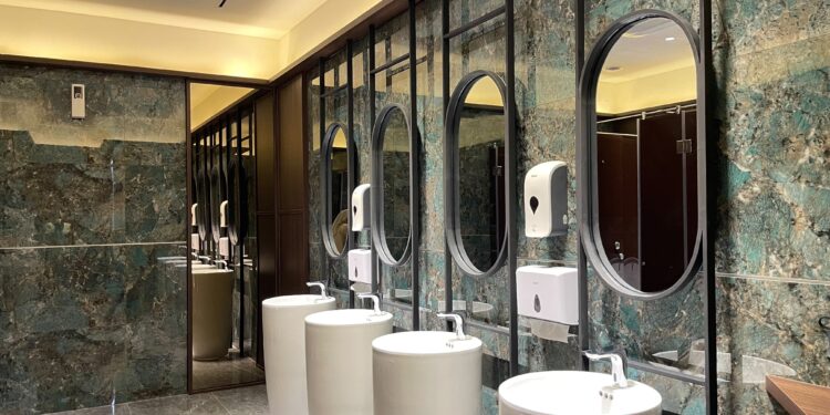 Toilet Standar Modern milik KAI Daop 3 Cirebon.