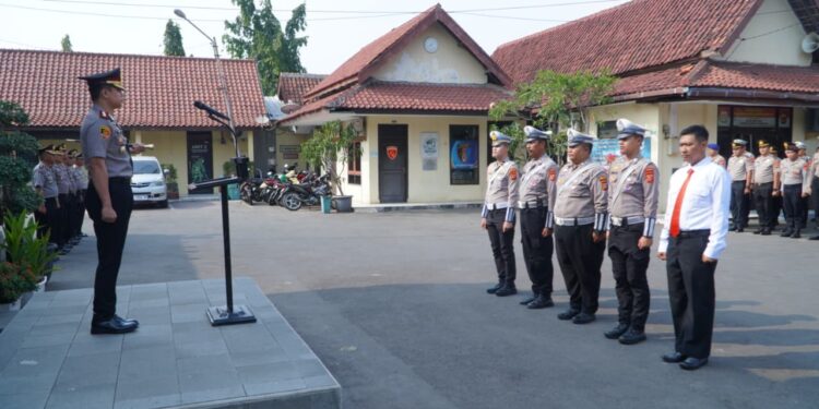 Kapolres Cirebon Kota AKBP Bimantoro Kurniawan memberikan penghargaan kepada personel yang berprestasi.