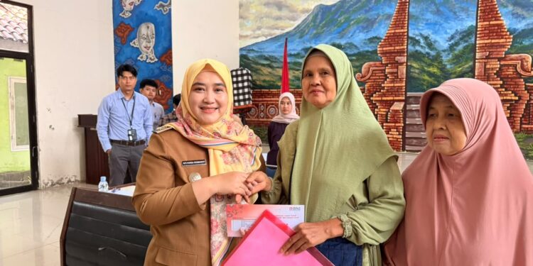Wakil Wali Kota Cirebon Siti Farida Rosmawati menyerahkan KKS Bank BNI kepada warga Kota Cirebon.
