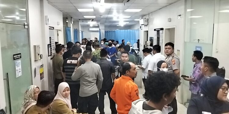 Situasi Rumah Sakit Siloam Putra Bahagia menerima ratusan pelajar dari tiga sekolah yang terdampak keracunan makanan setelah menyantap menu MBG.