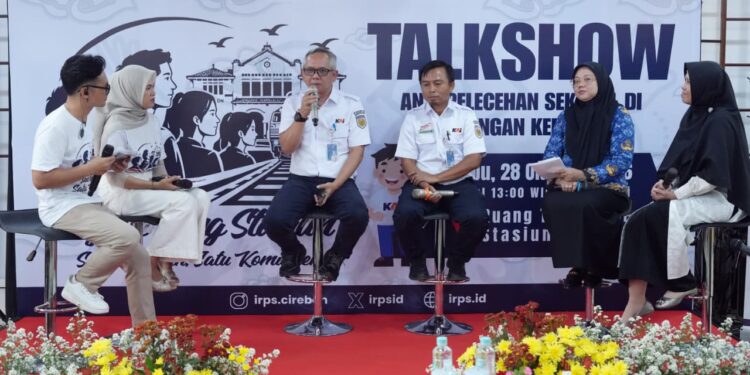 PT KAI Daop 3 Cirebon menggelar
Talkshow Anti Pelecehan dan Kekerasan Seksual bertajuk “Satu Sumpah, Satu Komitmen” yang digelar di Stasiun Cirebon.
