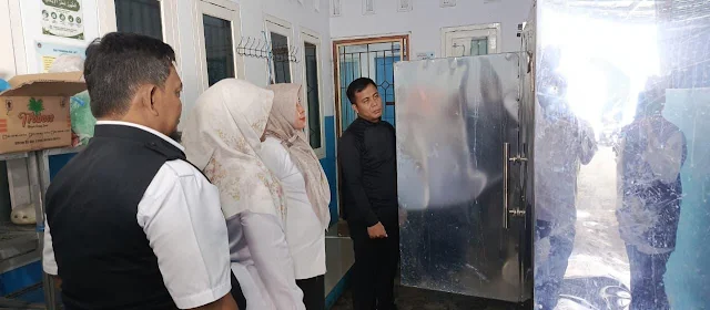 Kepala DKP3 Kota Cirebon Elmi Masruroh saat sidak ke SPPG Kalijaga.